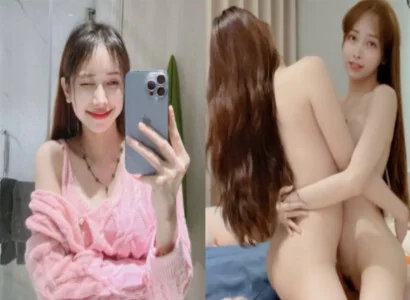 Hai cô gái trong buổi phát trực tiếp móc bím trong suốt buổi phát trực tiếp
