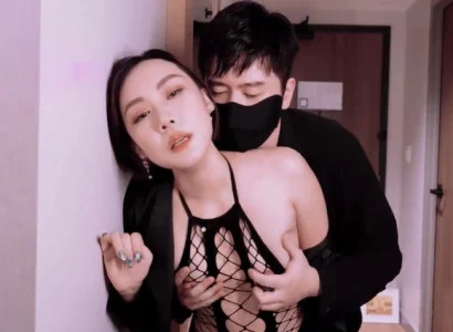 Phu nhân bán thân cho sếp để thanh toán nợ cho chồng