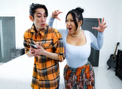 Con trai ấy khiến mẹ kế xăm trổ hàng múp đạt khoái cảm