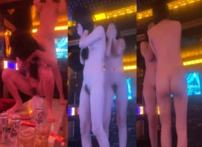 Cô bạn thực hiện vũ khúc thoát y loạn tiết trong quán karaoke